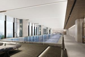 una grande piscina in un edificio con finestre di Wuhan Marriott Hotel Wuchang a Wuhan