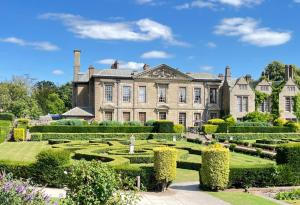 Vườn quanh 4 Bedrooms, Sleeps 7, Parking, Near Station, Special for Contractors