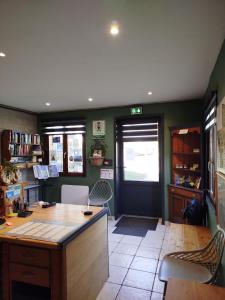 un ufficio con una scrivania, sedie e una porta di Camping Pommiers des Trois Pays a Licques