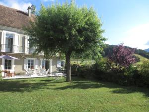 a house with a tree in the yard at Chambre LA LONGERE in Treffort