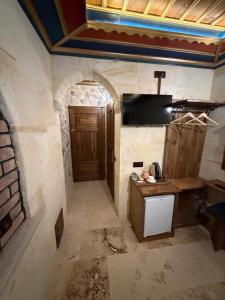 a room with a door and a counter in a room at Era Cappadocia in Uçhisar