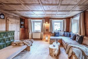 een woonkamer met twee banken en een tafel bij Chalet Bauernhaus 1864 in Elbigenalp
