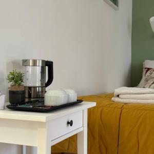 een koffiezetapparaat op een tafel naast een bed bij Villa Angelina in Aquino