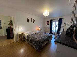 una camera da letto con un letto al centro della stanza di Le Central Victoria VII - Central district - Stanislas - Train station a Nancy