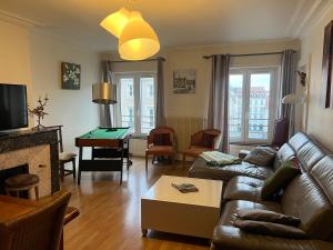 un soggiorno con un divano e un tavolo di Le Central Victoria VII - Central district - Stanislas - Train station a Nancy