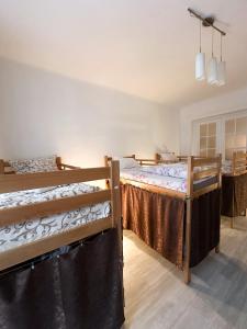 una camera da letto con due letti in una stanza di The Horse Monument Hostel a Belgrado