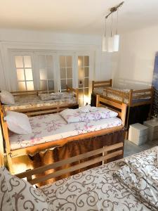 una camera con 3 letti di The Horse Monument Hostel a Belgrado