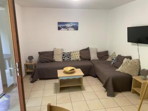 a living room with a couch and a table at Appartement 4 couchages in Arreau