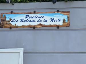 a sign on the side of a building at Appartement 4 couchages in Arreau
