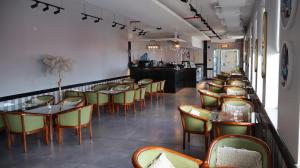 a restaurant with a row of tables and chairs at إقامة البندر 1 - Al Bandar 1 Apartments Managed by Yanbu Suites in Yanbu
