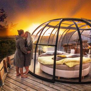 een stel dat elkaar kust voor een bed in een prieel bij La Borieta in Labastide-de-Penne