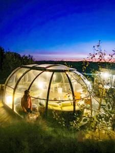 een persoon die in een kas op een veld zit bij La Borieta in Labastide-de-Penne