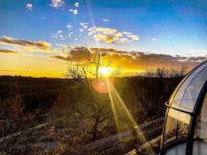 een auto geparkeerd aan de kant van een weg met zonsondergang bij La Borieta in Labastide-de-Penne +16 foto's