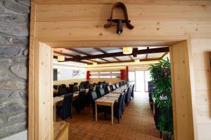 een eetkamer met houten tafels en stoelen bij Le Balcon des Ecrins in Réallon +25 foto's