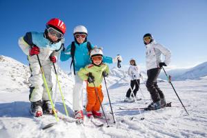 een groep mensen op ski's in de sneeuw bij Le Balcon des Ecrins in Réallon