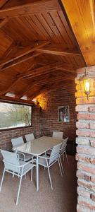 un patio con tavolo e sedie in un muro di mattoni di CaSa ViTo Kumrovec 