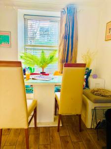 una camera con scrivania, sedie e finestra di 4 Market Street a Bantry