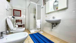 un bagno con un water e un lavandino di Gente di Mare Apartment Tropea Center a Tropea Altre 46 foto