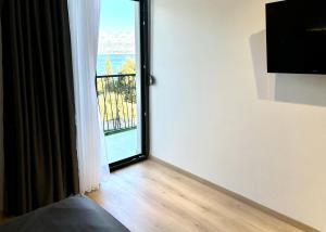 斯普利特卡White Villa, Brac的客房设有通往景观阳台的门。