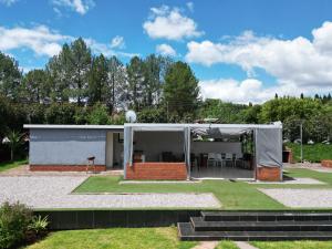 een huis met een tent in een tuin bij Mafini Villa in Centurion
