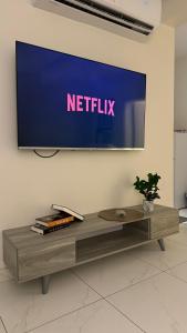 Et tv og/eller underholdning på شقة سويس بدخول ذاتي