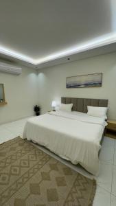 En eller flere senge i et værelse på شقة سويس بدخول ذاتي