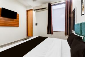 Кровать или кровати в номере Hotel O Riwaz Inn