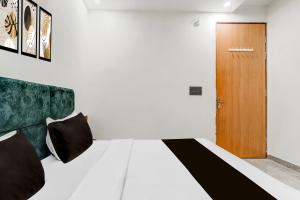 Кровать или кровати в номере Hotel O Riwaz Inn