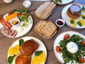 un tavolo con sopra piatti di cibo per la colazione di DREAM APARTMENTS - Wschodnia 34 a Łódź
