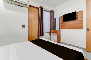 Кровать или кровати в номере Hotel O Riwaz Inn