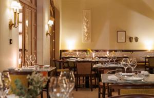 a restaurant with many tables with wine glasses at Résidence hôtelière Le Provençal à Giens - Bord de mer in Hyères