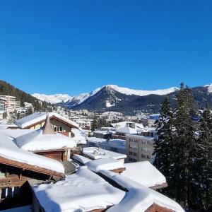 una città ricoperta di neve con montagne sullo sfondo di WEF Davos - Private Room in Shared Apartment a Davos 1 altra foto