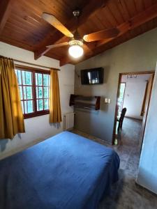 Giường trong phòng chung tại Cabañas Los Aromos +17 ảnh