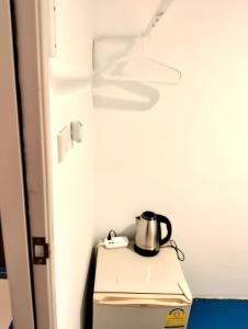 a tea kettle sitting on top of a table at XX Mitr Inn Sukhumvit Soi 2 - มิตร อินน์ สุขุมวิท ซอย 2 BTS Nana in Bang Kapi