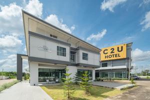 a building with a cau hotel sign on it at ซีทูยู อุทัยธานี in Ban Wang Yang