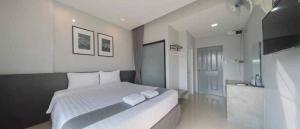 a bedroom with a bed with two towels on it at ซีทูยู อุทัยธานี in Ban Wang Yang