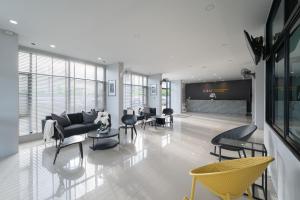 a living room with a couch and chairs at ซีทูยู อุทัยธานี in Ban Wang Yang
