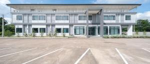 a large building with a parking lot in front of it at ซีทูยู อุทัยธานี in Ban Wang Yang +3 photos