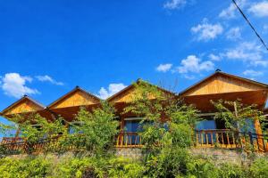 een huis omgeven door bomen en struiken bij Homestay Chân Mây Chiêu Lầu Thi in Hoàng Su Phì