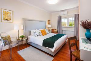 a bedroom with a large bed and a window at Villa Tranberg Suites in Ferreiras +93 photos