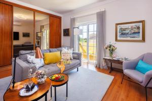 a living room with a couch and a table at Villa Tranberg Suites in Ferreiras