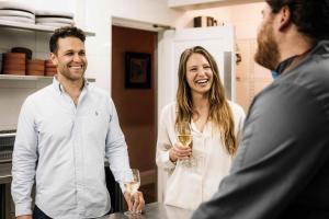 Ein Mann und eine Frau mit Weingläsern. in der Unterkunft Birkenhead House in Hermanus