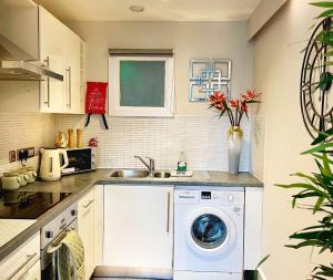una cucina con lavatrice e lavandino di Stylish 2BR Flat in Central Liverpool with Parking a Liverpool