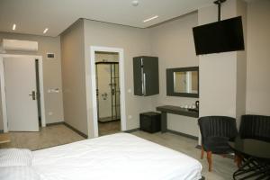 a bedroom with a bed and a table and a mirror at zoom hotels in Eskiömerler +7 photos