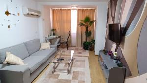 een woonkamer met een bank en een tv bij Sweet Home in Dimona