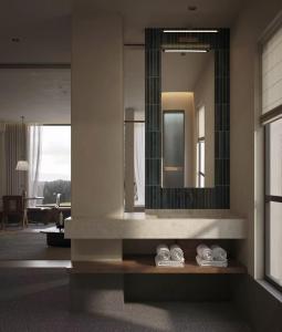 una stanza con uno specchio e delle scarpe su uno scaffale di Hidden Valley Hotel a Yangshuo