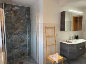 un bagno con doccia e lavandino di XXL Monteur Apartment Eisenach-Hörschel a Eisenach Altre 7 foto