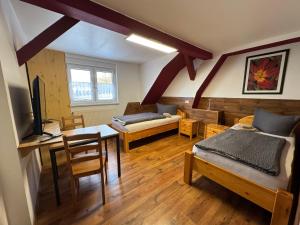 un soggiorno con un letto e una sala da pranzo di XXL Monteur Apartment Eisenach-Hörschel a Eisenach