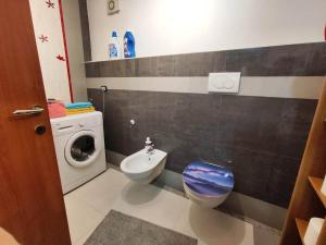 ein Badezimmer mit Toilette und Waschmaschine in der Unterkunft Villa Circuito Simoncelli in Misano Adriatico