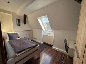 una piccola camera da letto con un letto e una finestra di XXL Monteur Apartment Eisenach-Hörschel a Eisenach
